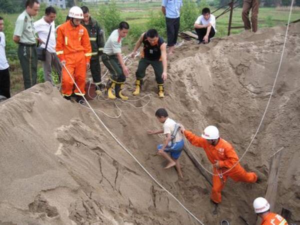 救出に成功 砂山で生き埋めの子供 無事 中国 広西 09年7月28日 エキサイトニュース