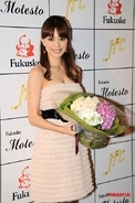 蛯原友里がストッキングPR「胸元セクシー」で香港大興奮！