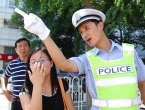 北京一の“イケメン警官”、本日も街角で市民に奉仕