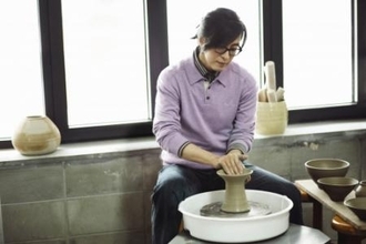 【韓流】ペ・ヨンジュン、アーノルドバッシーニの広告撮影で陶芸の腕前を披露