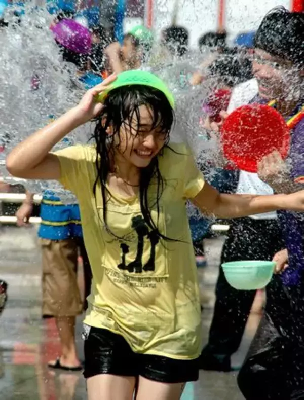 「びしょ濡れ美女が大はしゃぎ」水掛け祭に恋の花咲く？―海南