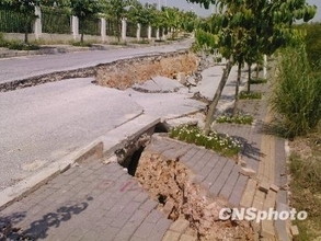 舗装して半年足らず、学校前の道路が2M沈む―広西