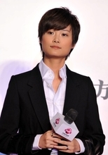 【華流】クリス・リー、人気女優らと本格メイク姿を披露