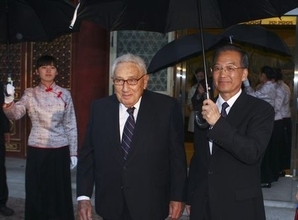 毛沢東主席とは正反対？…温首相がキッシンジャー氏に「傘」