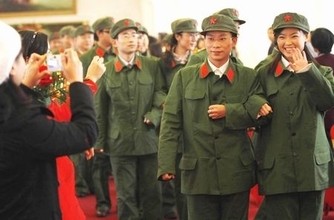 マジ？　シャレ？　無知？　新郎新婦「文革衣装」で集団結婚式