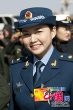 中国人民解放軍の美しい女性代表が目をひく－全人代会場