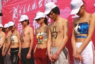 何かの罰？―若い男女が“裸の胸”出しマラソン応援＝中国・鄭州