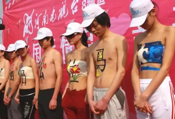 何かの罰？―若い男女が“裸の胸”出しマラソン応援＝中国・鄭州