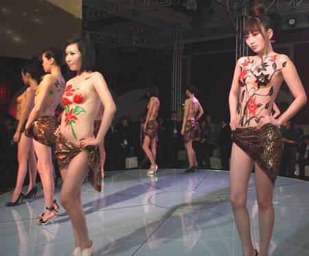 裸にボディー ペインティングの女性ずらり 上海の 謝肉祭 10年4月10日 エキサイトニュース