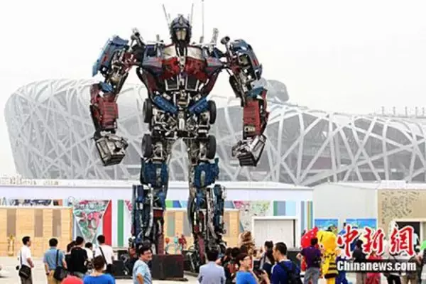 ゴミで作ったロボットが「鳥の巣」に、リサイクル周知のため－北京