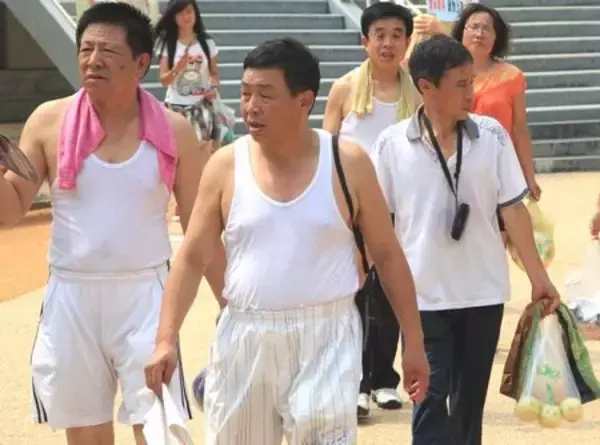 万博会場、なりふり構わず「暑い、暑い」で“ランニング”＝上海