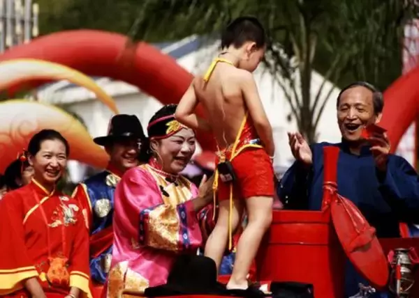 結婚式で「小便小僧」を実演…福建・客家の伝統儀式