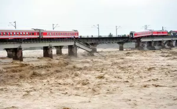 川に流された鉄道橋53日で再建、関係者「ギネス申請も」＝中国