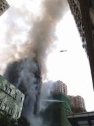 上海のビル火災：竹の作業用足場、急速に燃え広がる＝当局発表