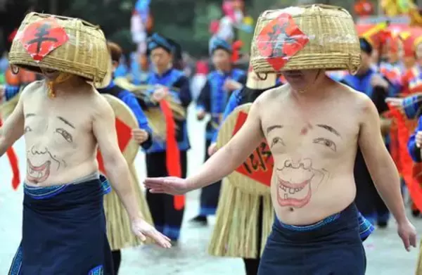 旧暦正月15日、伝統の「腹踊り」を披露＝広西チワン族自治区