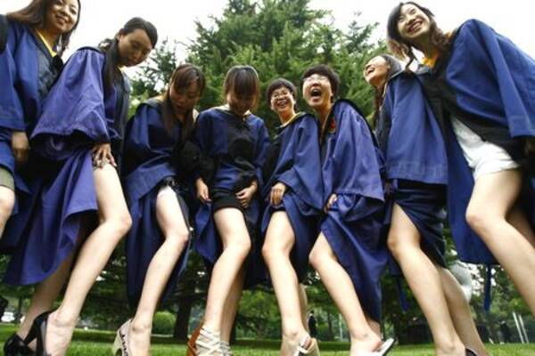 女子大生 太もも むきだし卒業記念 若者の生態に賛否 中国 11年6月23日 エキサイトニュース