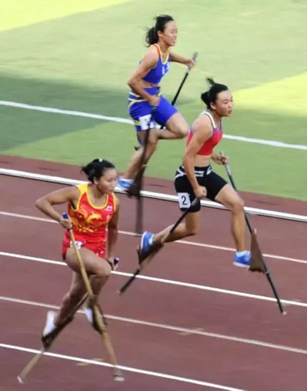 中国で少数民族の伝統スポーツ大会（1）竹馬でトラック疾走