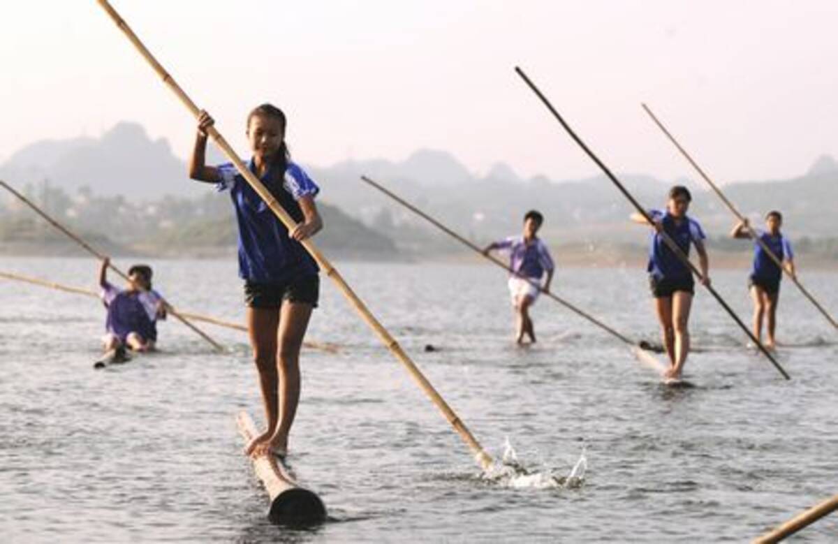 中国で少数民族の伝統スポーツ大会 2 一本竹舟の優雅な姿 11年9月12日 エキサイトニュース