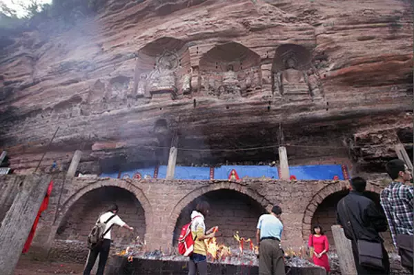 中国最古・長江中流域唯一の石窟寺院、仙佛寺には今も参拝客