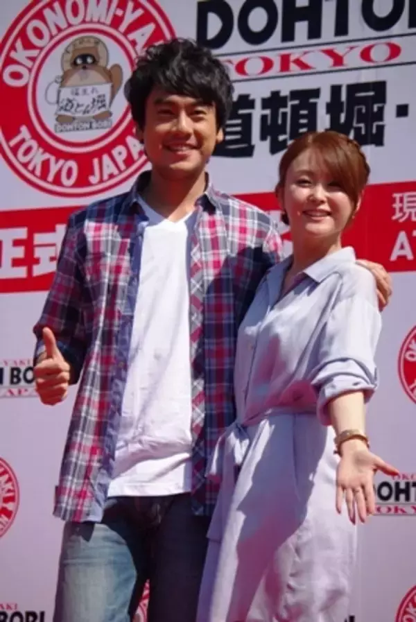 日本料理大好き！　ケン・チュウと佐藤麻衣がお好み焼き作りに挑戦