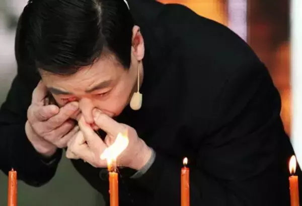 河南省の珍芸人（60歳）…目から水飛ばしてローソク消火