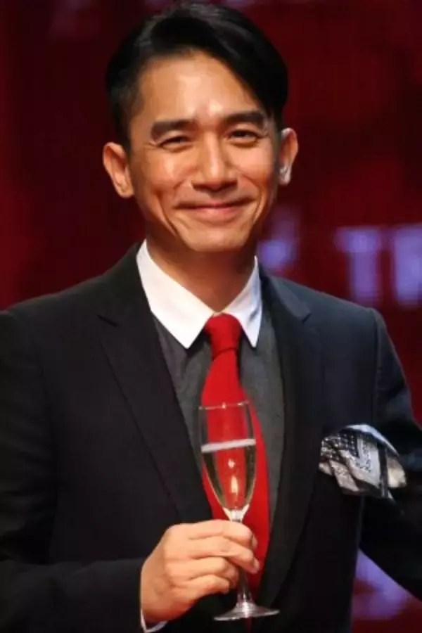 【華流】トニー・レオン、50歳の誕生日にレスリーの歌を弾き語り