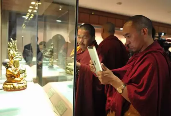 海外流出のチベット仏像…中国が取り戻し展覧会・見つめる僧侶