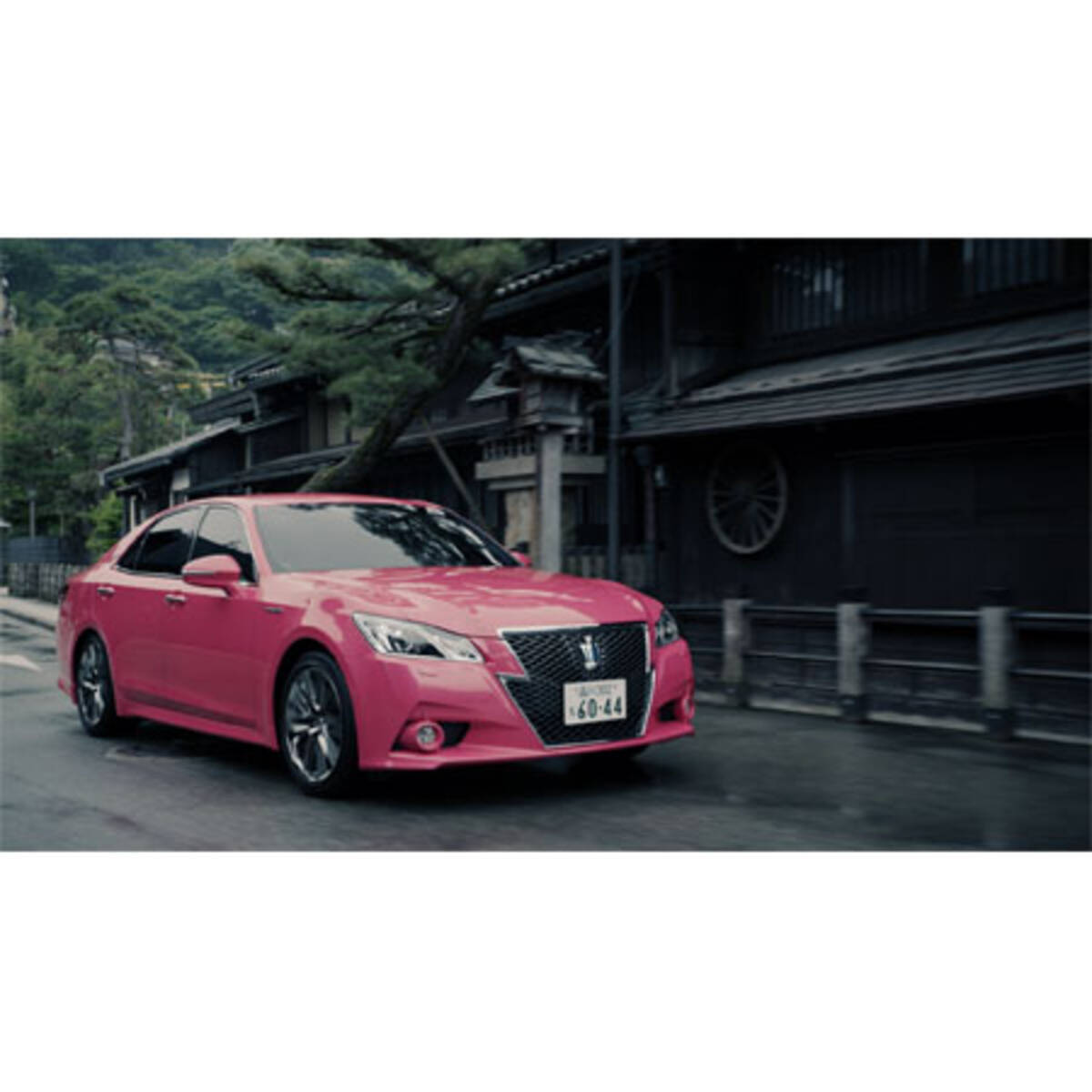 たけし 菜々子のcmで注目 トヨタが ピンクのクラウン 販売 13年9月7日 エキサイトニュース