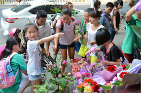 9月10日は中国「教師の日」、先生にプレゼントで花屋さん大忙し