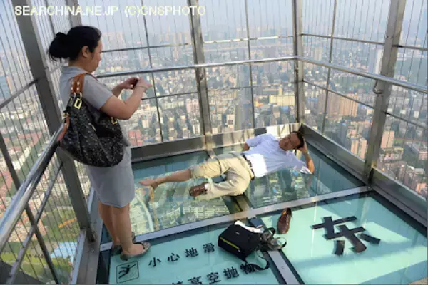 空中でお昼寝　「中国西部で一番高いタワー」に観光客＝四川省