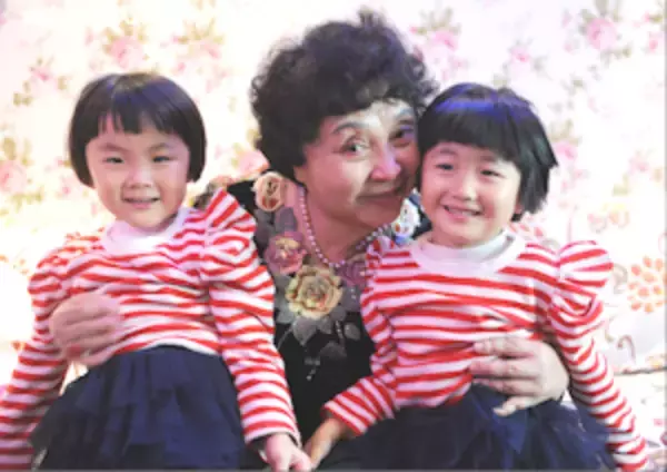 「中国最高齢出産」の女性、娘たちと笑顔で母の日＝中国メディア