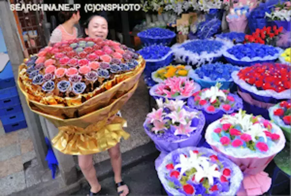中国・七夕は恋人たちの日　巨大な花束いかがですか？