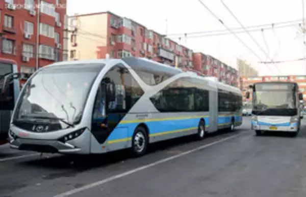 愛称は「電気ナマズ」！？・・・北京市に登場した新型トロリーバス