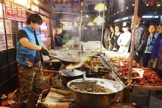 腹いせに２８階屋上から充填済にガスボンベ投げ落とす、串焼き屋台近くに落下＝中国