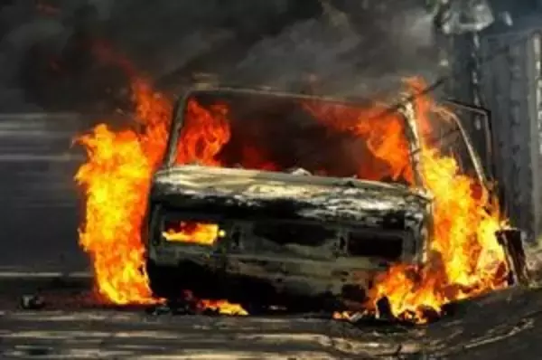 高速道路で事故・車両火災　閉じ込められた３人、救出直後に背後で爆発＝中国メディア