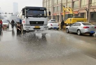 とにかく道路に水を撒け、雨の降る日も水を撒け！　ＰＭ２．５退治に躍起＝中国