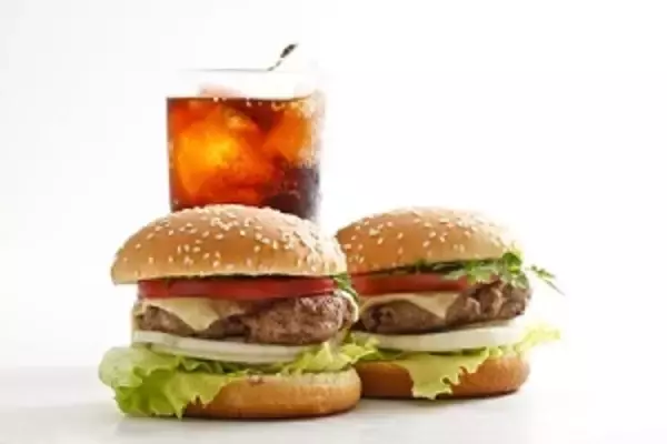 このバンズ、誰かに殴られたのか・・・台湾ネット民、「チキンタツタ」を「たんこぶバーガー」とからかう