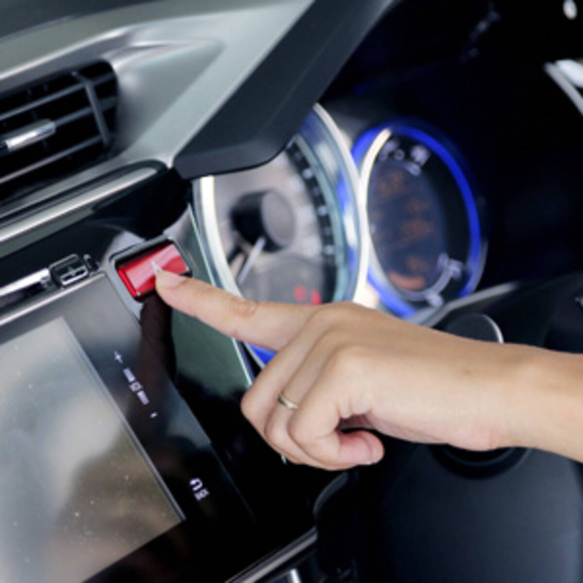 日本では車が追い越した後にハザードランプを点灯させる いったい何の意味があるの 中国メディア 17年8月13日 エキサイトニュース