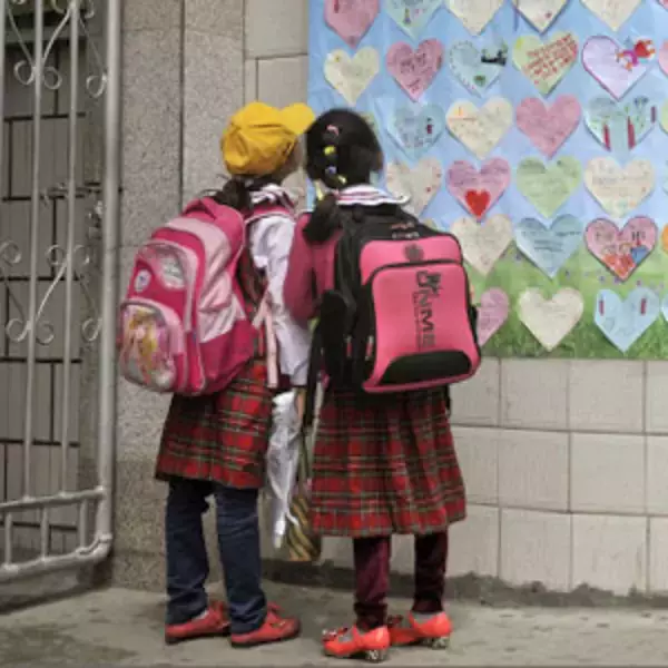 「軽やかな日本のランドセルが羨ましい！　重いリュックと宿題の山に押しつぶされる中国の小学生＝中国報道」の画像