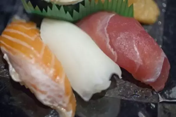 「日本の刺身や寿司や刺身に挟まってる緑のフィルム、その意味を知って感動した！＝中国メディア」の画像