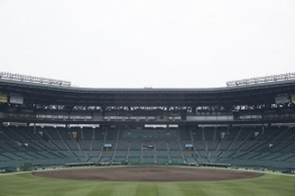 中国人記者が甲子園を観戦、日本人の「スタンド清掃」が日常的な習慣であることに衝撃を覚える