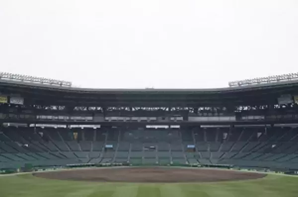 中国人記者が甲子園を観戦、日本人の「スタンド清掃」が日常的な習慣であることに衝撃を覚える