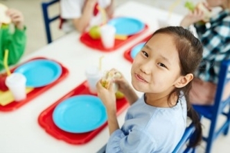 日本の学校で真っ先に昼食をとる校長、実は命がけで子どもたちの安全を守っていた！＝中国メディア