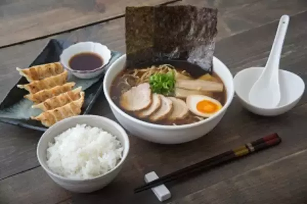 ラーメンも餃子もライスも主食なのに「日本人はなぜセットで食べるのか」＝中国メディア