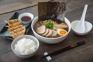 日本人はどうしてラーメンと一緒に白飯を食べるのか どっちも主食じゃないか 中国メディア 16年11月28日 エキサイトニュース