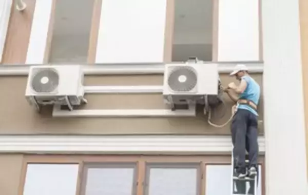 危険・・・中国のエアコン室外機が壁に「直掛け」になっている理由＝中国メディア