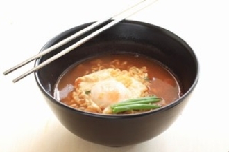 同じように使う箸なのに、なぜ日中韓でカタチや素材が違う？　金属製は毒味のため？