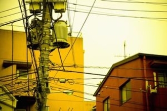 水の入ったペットボトルが並ぶ家、電線だらけの街・・・中国人が日本で感じる「なぜ」＝中国