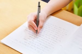 日本の小学校で「宿題を出さない日」の試み、「宿題大国」の中国メディアも関心　