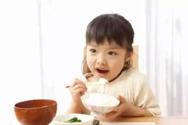 幼い子供に食事を取らせるのに苦労する中国、「日本や韓国はどうなの？」＝中国メディア